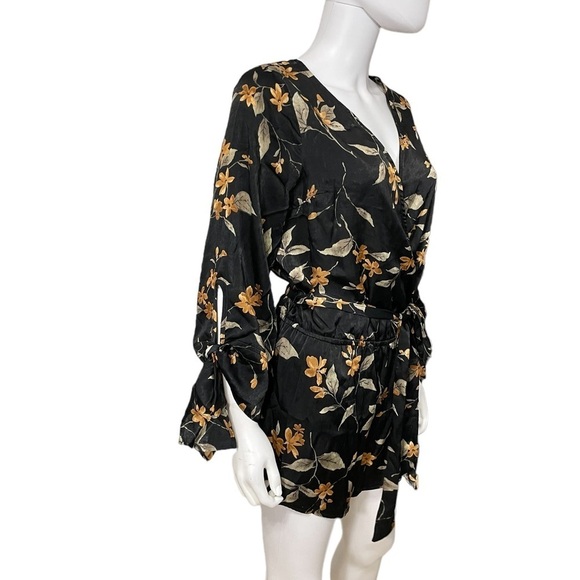 UMGEE Black Floral Print Romper with Pockets
New - Picture 6 of 8